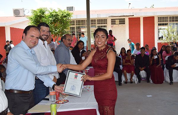 Despiden a cuarta generación de estudiantes con magno evento 