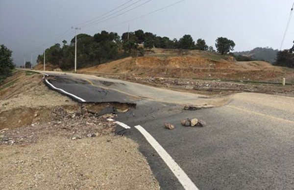 Atiende CICAEG denuncia de socavón en la carretera Tlatlauquitepec- Zapotitlán Tablas