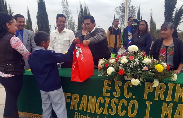 Antorchista apadrina a alumnos de primaria 