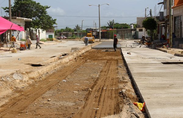 Avanza pavimentación de la calle Santa Genoveva en Coatzacoalcos