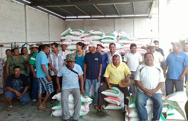   Campesinos reciben fertilizante en San Marcos