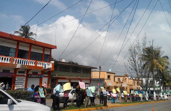 Cadena humana exige atención al pliego entregado al Ayuntamiento de Matías Romero 