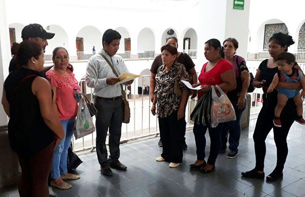  Colonos exigen arreglo de calle principal y alumbrado público