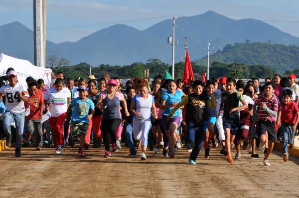 Diputada antorchista realiza carrera atlética en el Día Internacional de la Juventud