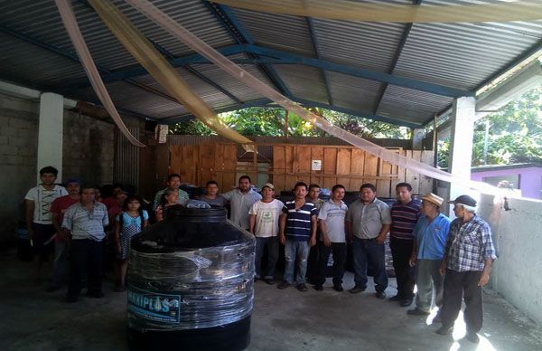 Antorcha entrega tinacos a campesinos de Tezonapa