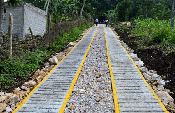 Inauguran segundo tramo de huellas de concreto en Rancho María