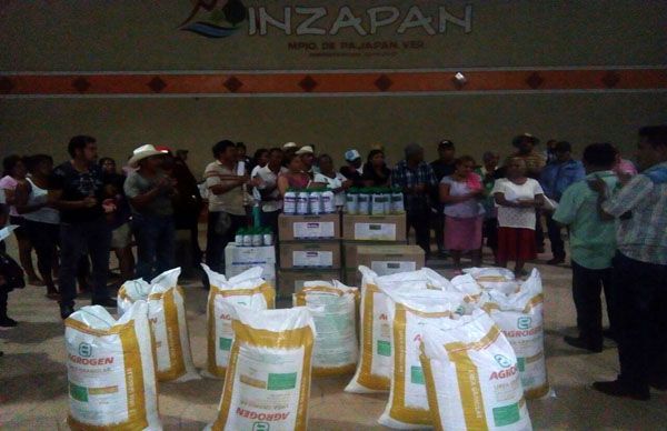 Antorcha entrega fertilizante a campesinos de Pajapan