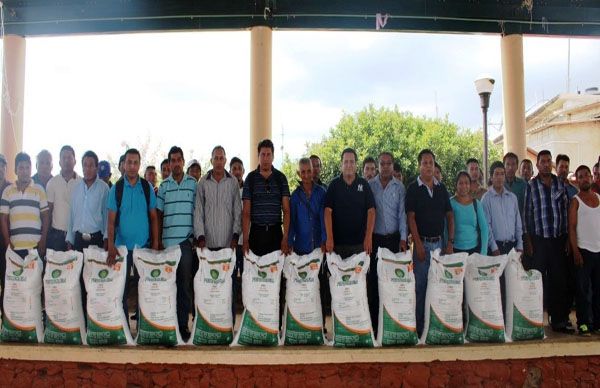 Entrega Antorcha primera etapa de fertilizante a campesinos de la zona sur del estado 