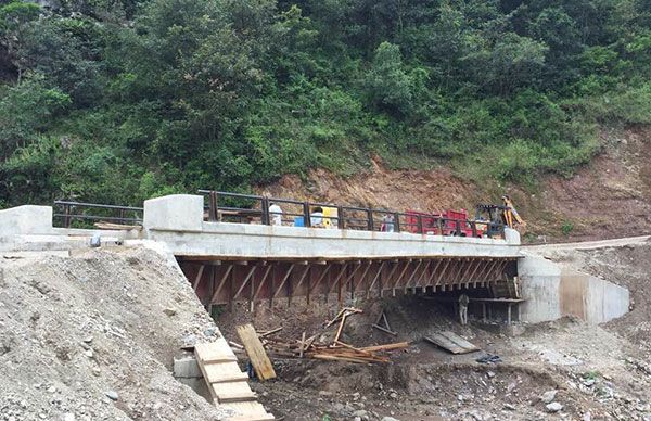 Construcción de puente vehicular en Xocoapancingo avanza 97%