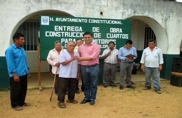 Entregan viviendas dignas ha familias de escasos recursos de Soteapan