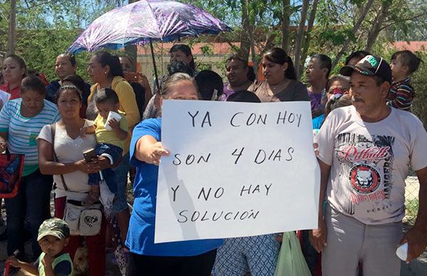 Padres de familia exigen destitución de directora