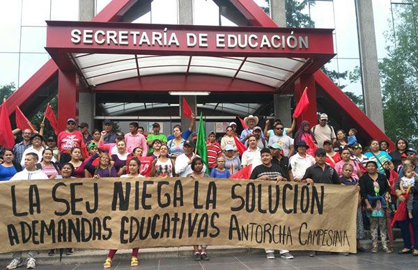  Regresarán a la Secretaría de Educación estatal en busca de soluciones