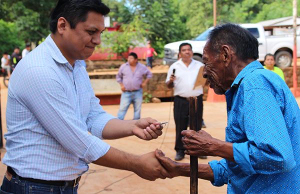 Reciben viviendas dignas familias Popolucas