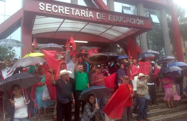  Bajo intensa lluvia realizan manifestación ante la SEJ