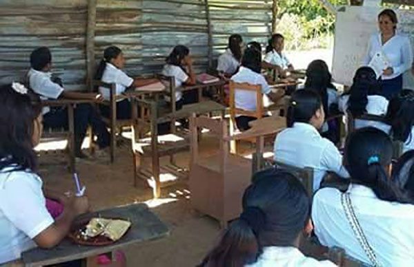 En paupérrimas condiciones estudian la prepa 100 jóvenes de Ometepec