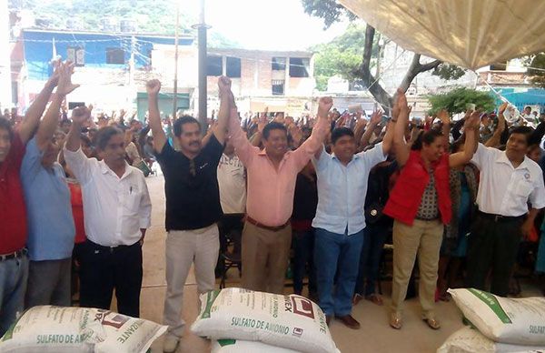 Cumple alcalde de Xalpatláhuac con entrega de fertilizante a más de 900 productores