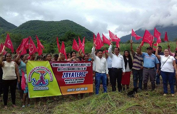 Banderazo a construcción de aula en telebachillerato de Zoyatepec