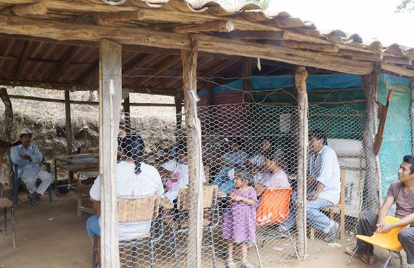 Padres de familia urgen aulas para primaria y preescolar de Xochistlahuaca