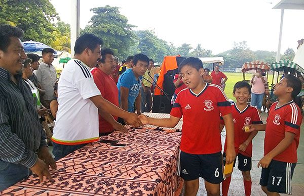 Entrega Antorcha premios a equipos de ligas de futbol en Hecelchakán