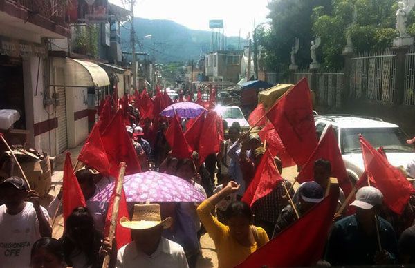 Marchan antorchistas por desatención del gobierno de Olinalá