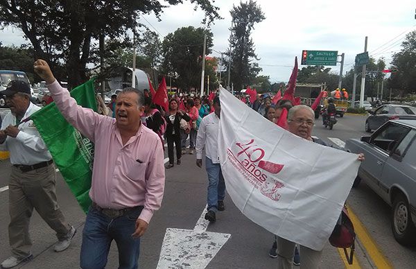 Antorchistas marchan e instalan mitin de protesta frente a la Secretaría de Educación de Jalisco