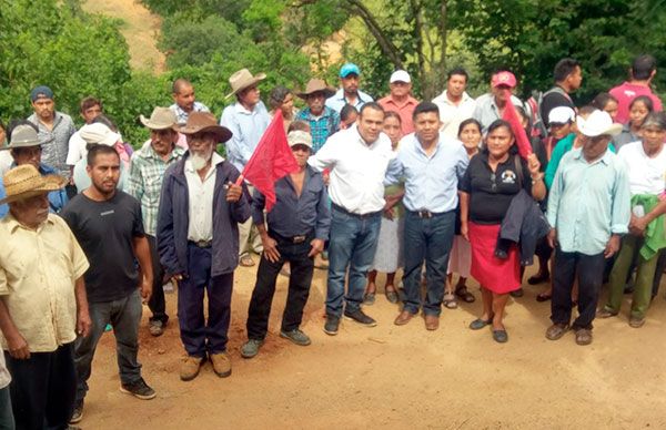 Banderazo de inicio de obra en Santa Catarina Roatina