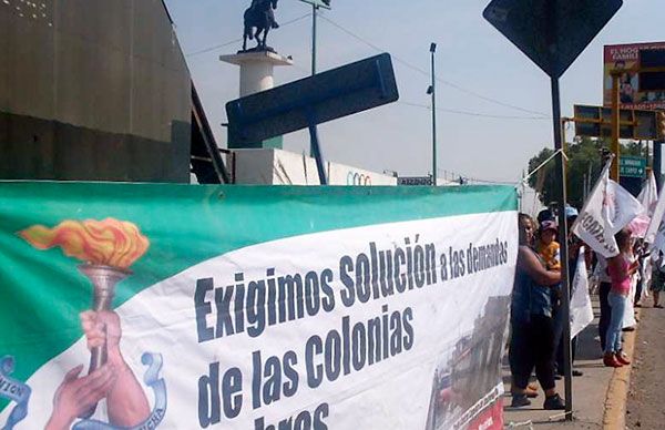 Manifestación de colonos de la 6 de Junio en la Unidad Administrativa Municipal 