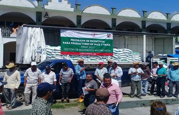 Entregan insumos a campesinos de Carrillo Puerto