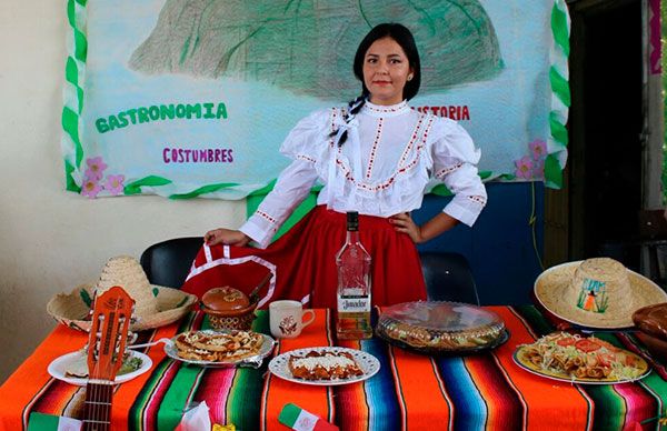 Organizan concurso de comida típica mexicana