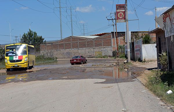  Colonos exigen solución a Interapas por desbordamiento de drenaje en el periférico