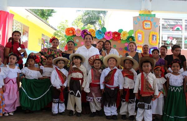 Con arreglos patrios escuelas antorchistas festejan la Independencia de México