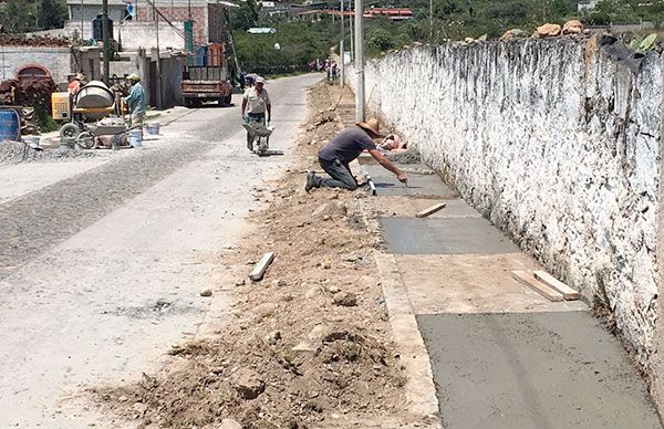 Arranca construcción de banquetas en Nopala