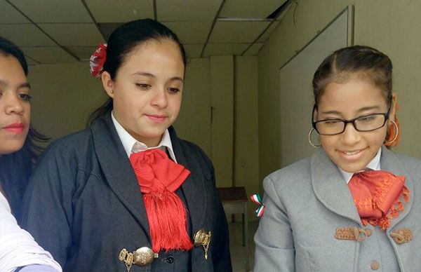 Convivio estudiatil en el Instituto Calpulli 