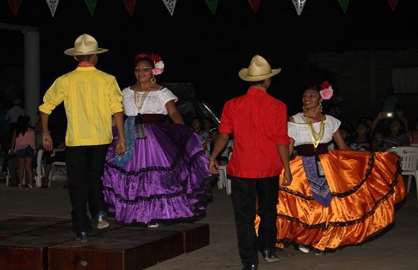 Antorchistas de Mecayapan festejan fiestas patrias