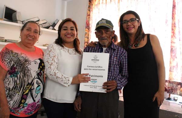 Entrega Patrimonio del Estado escrituras a familias antorchistas