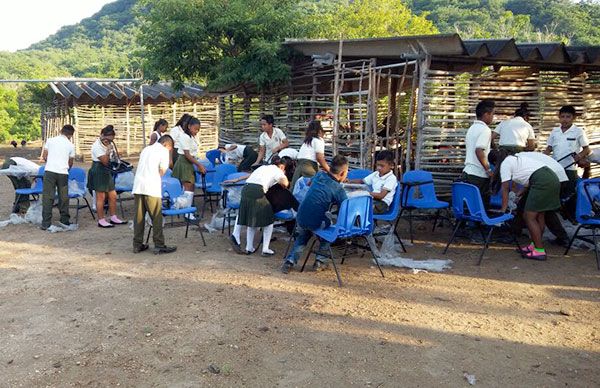 Estrenan butacas tres escuelas de la Costa Chica guerrerense 