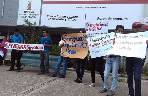 Estudiantes exigen a la SEP mejoras para centros educativos