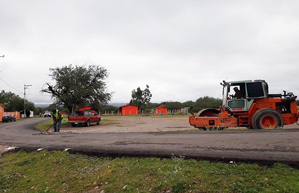 Efectúan mejora de vialidades en la comunidad Pozo del Carmen