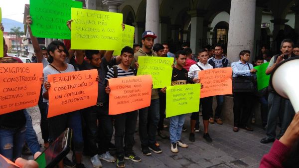 Estudiantes piden agilidad en obras deportivas al ayuntamiento de Xalapa