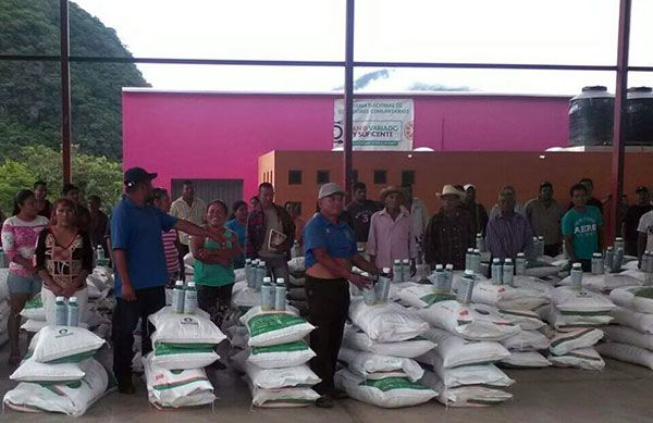  Reciben paquetes de agroquímicos 75 campesinos del Valle de El Ocotito