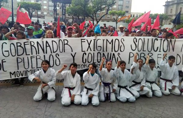 Alumnos de Karate presentes en jornada de lucha ante Palacio de Gobierno