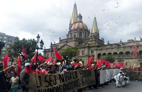 Viven intensa jornada de lucha en Palacio Estatal