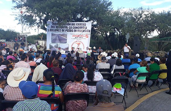 Inaugura edil antorchista importante obra carretera en Armadillo de los Infante