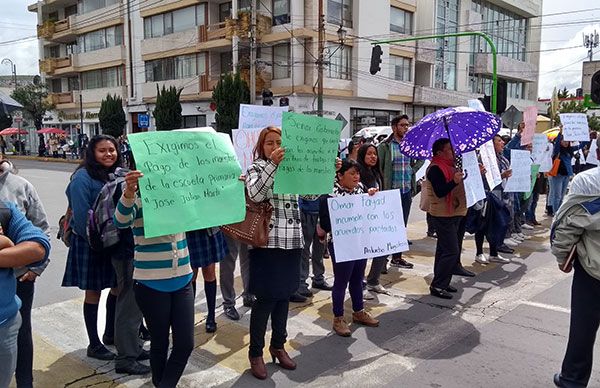 Después de tres meses de salarios vencidos, docentes recibirán pago