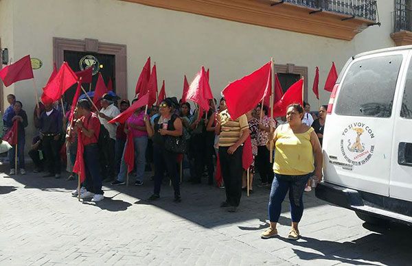 Antorcha aborda al gobernador de Coahuila  en evento 