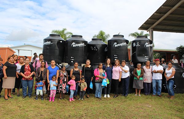 Antorcha entrega tinacos en la colonia Margarita Morán Véliz