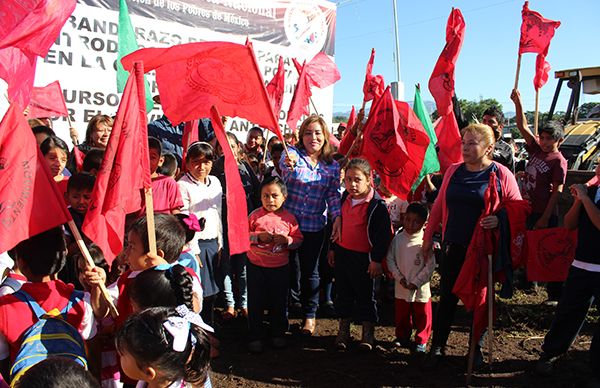 Antorcha da banderazo de obra para la introducción de agua potable