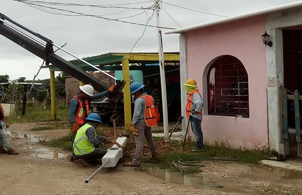 Continúan los trabajos de electrificación en colonia antorchista de Nanchital