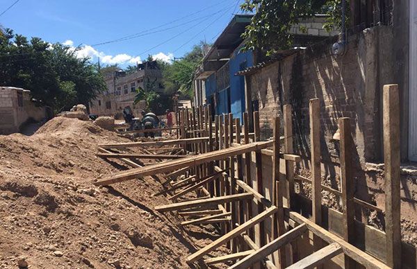 Construye gobierno de Tlapa andadores y guarniciones en la colonia Contlalco