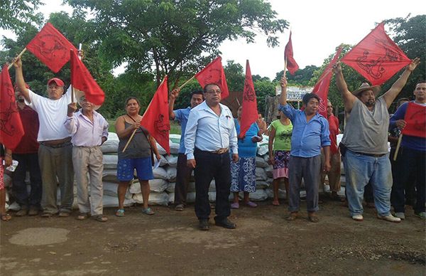 Antorcha entrega insumos para el campo en la sierra de Soteapan